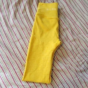 Alphalete Revival legging in yellow.